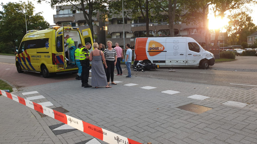 Motorrijder zwaargewond na botsing met PostNL-busje in Zaandam.