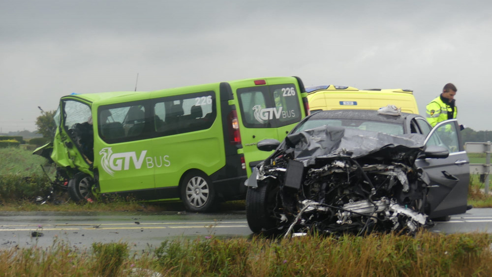 Zeker vijf gewonden bij zwaar ongeluk op provinciale weg N241 in Haringhuizen.
