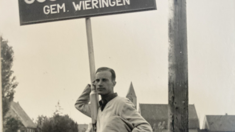 Renzo Franzoni poseert in 1953 bij Oosterland