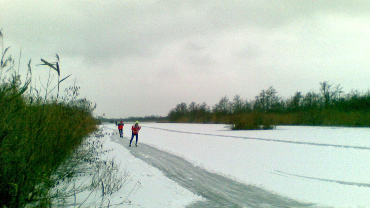 Eerste schaatsers wagen zich op het ijs bij Ankeveen