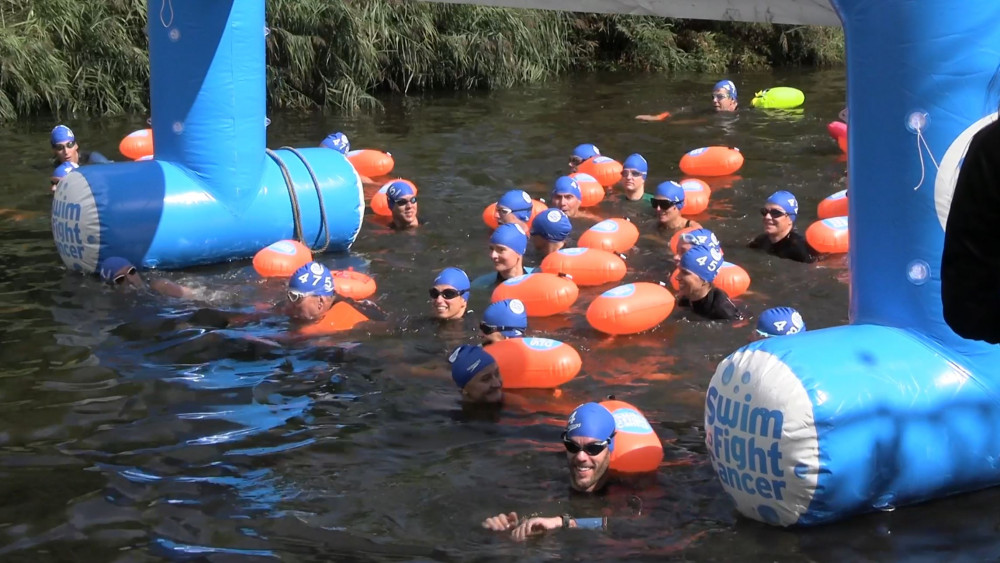 Voor zus of secretaresse de Amstel induiken: zwemmers halen geld op voor kankeronderzoek - NH Nieuws