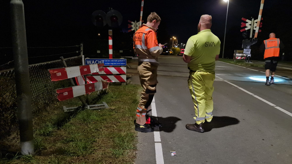 Trein rijdt tegen hek op spoor bij Zijdewind, schade aan de trein loopt in de papieren - NH Nieuws
