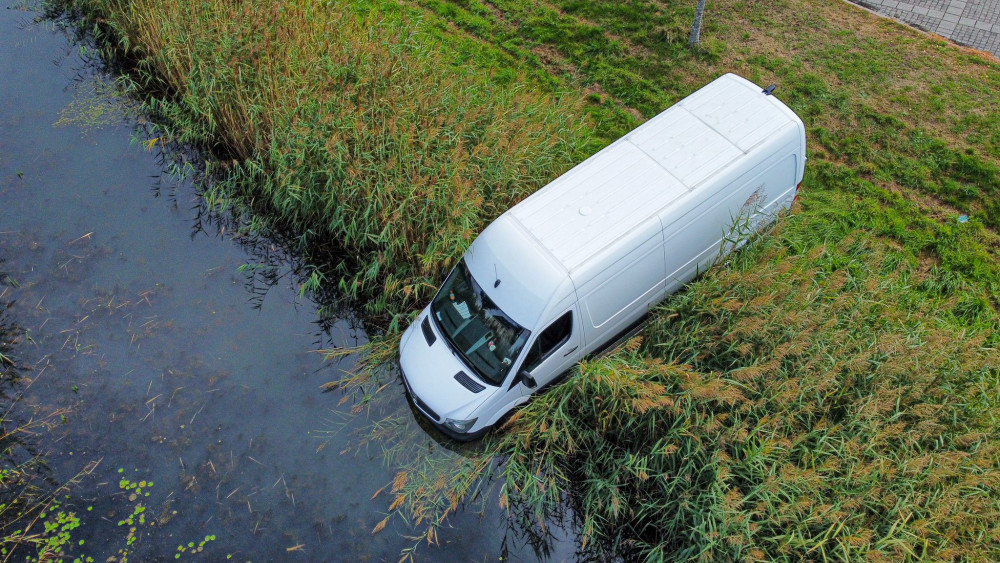 Busje Vol Pakketten Te Water In Huizen