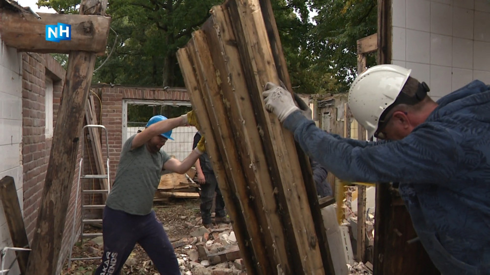 Buurtbewoners starten eigenhandig herbouw afgebrand buurthuis: 'Dit is onze plek'