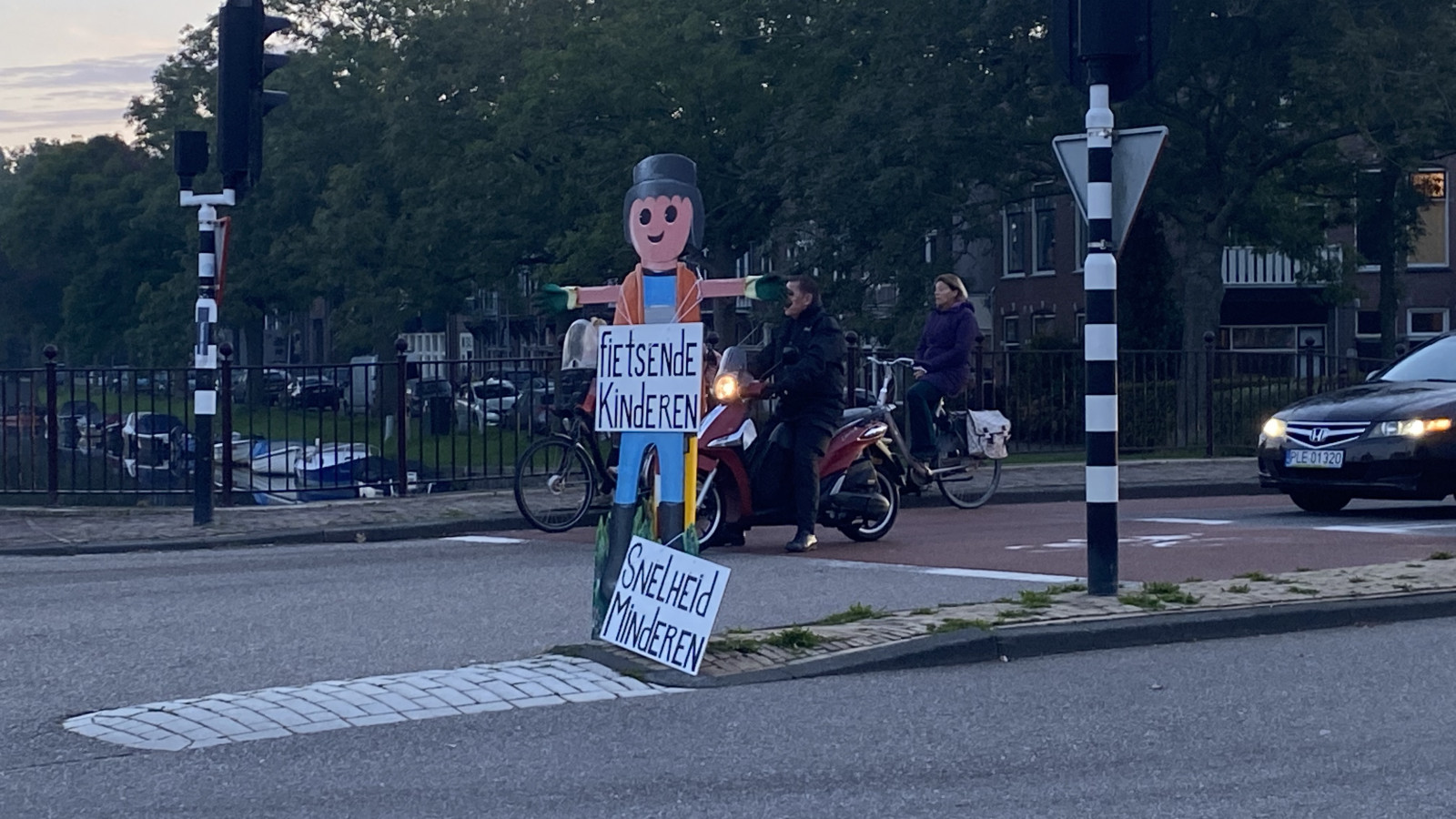 Making an unsafe cycling situation Schouwtjesbrug Haarlem