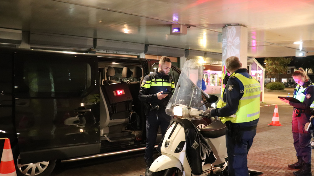 Tientallen Scooters Op Rollerbank Bij Reeks Controles Van Politie En ...