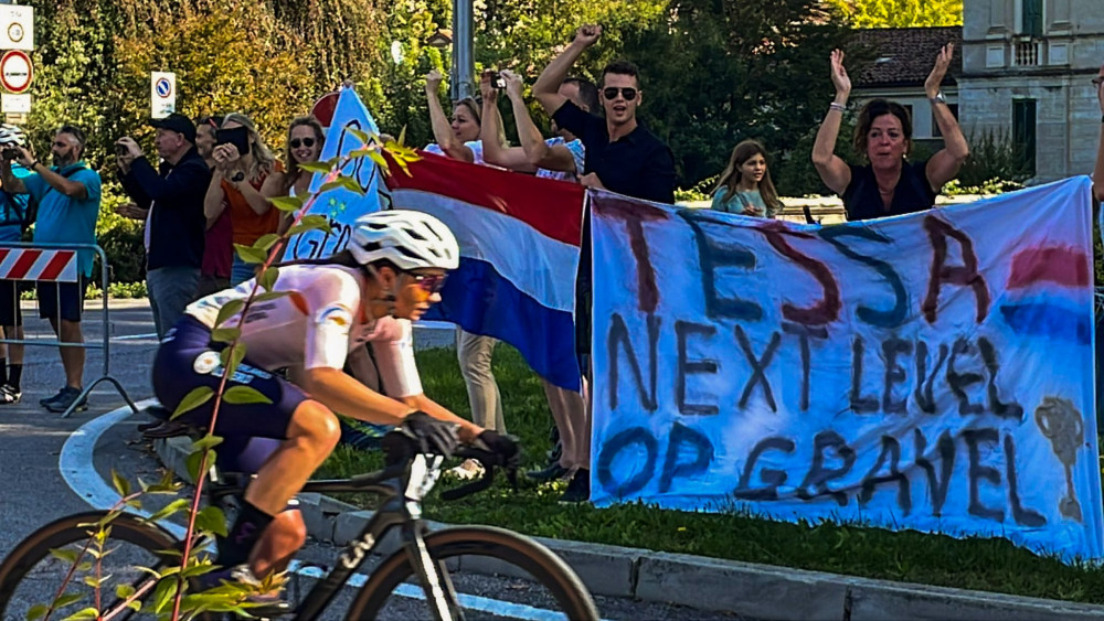 Lacrime in Italia: il dramma senza precedenti della bottiglia d’acqua rovina la Coppa del Mondo di ghiaia per Tessa Neefjes