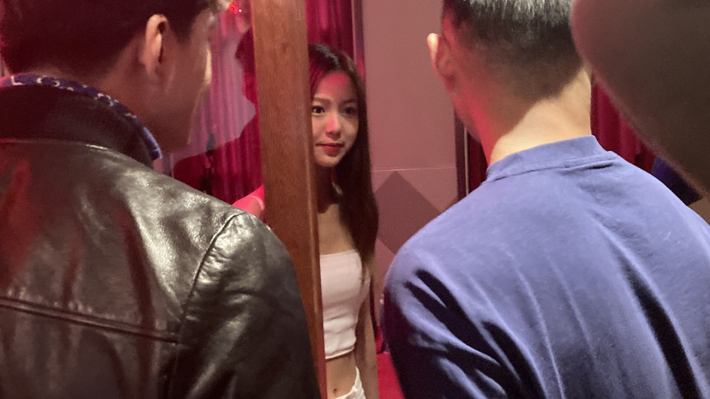 Wie is de vrouw achter het raam? Opnames in Alkmaars seksstraatje voor Hongkongse tv-zender