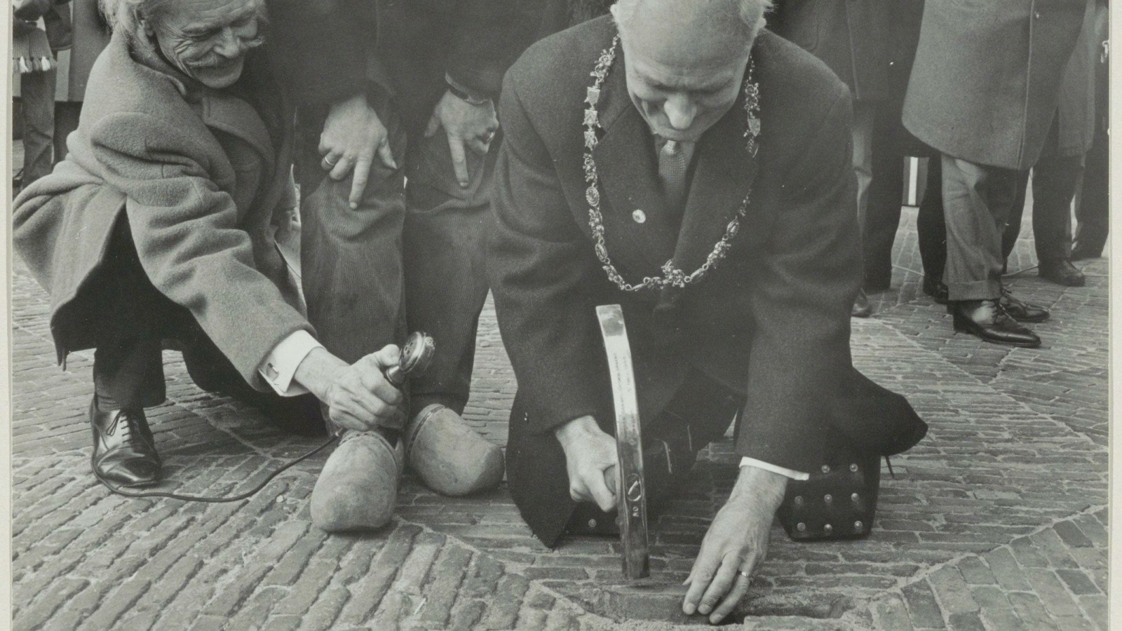 Burgemeester Cremers legt de laatste steen van de herinrichting van de Grote Markt als voetgangersdomein in 1966
