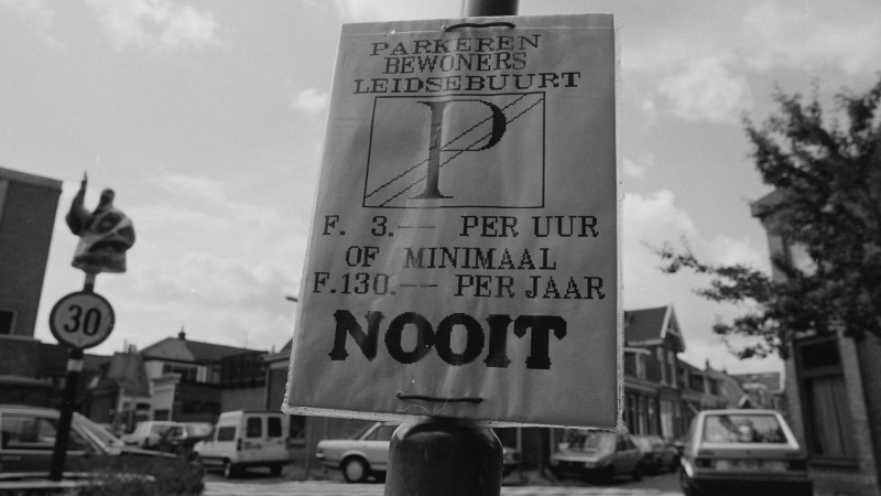 Affiche tegen betaald parkeren in de Leidsebuurt in 1992