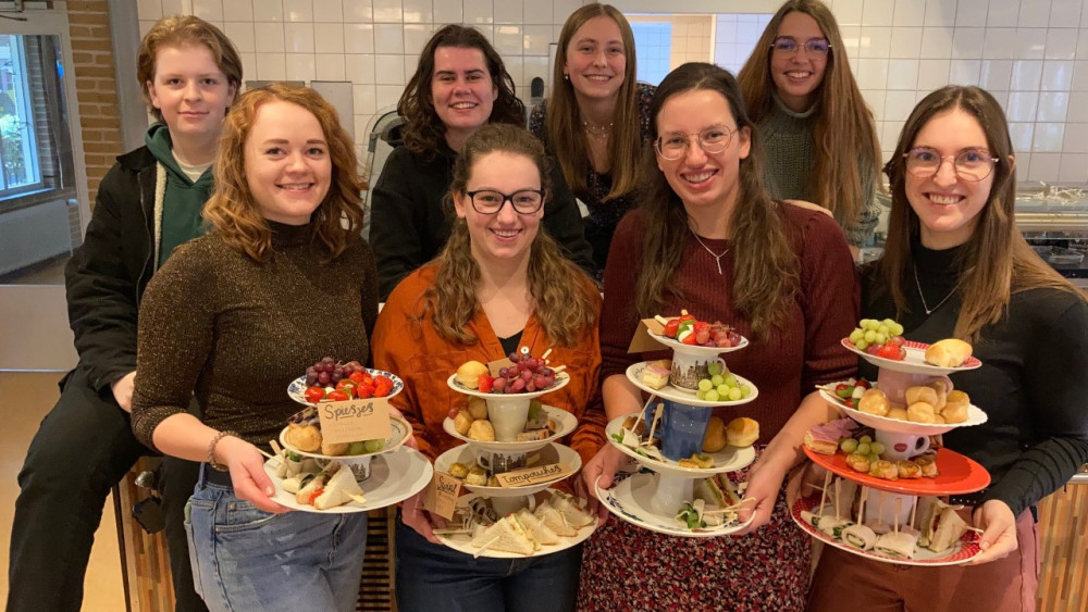 Studenten Carolushuis organiseren high tea voor de buurt