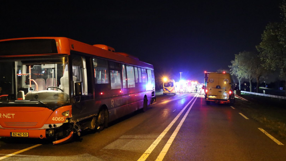 Zwaar ongeluk met lijnbus en kettingbotsing bij Ilpendam.