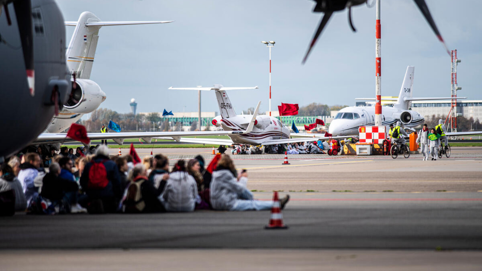 Activisten bezetten Schiphol