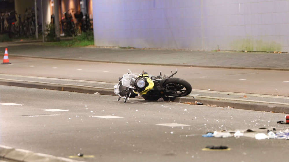 Motorrijder verongelukt in Amsterdam-Zuidoost.