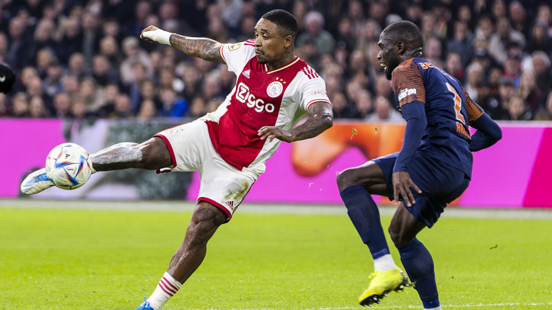 Steven Bergwijn neemt het doel van Vitesse onder vuur