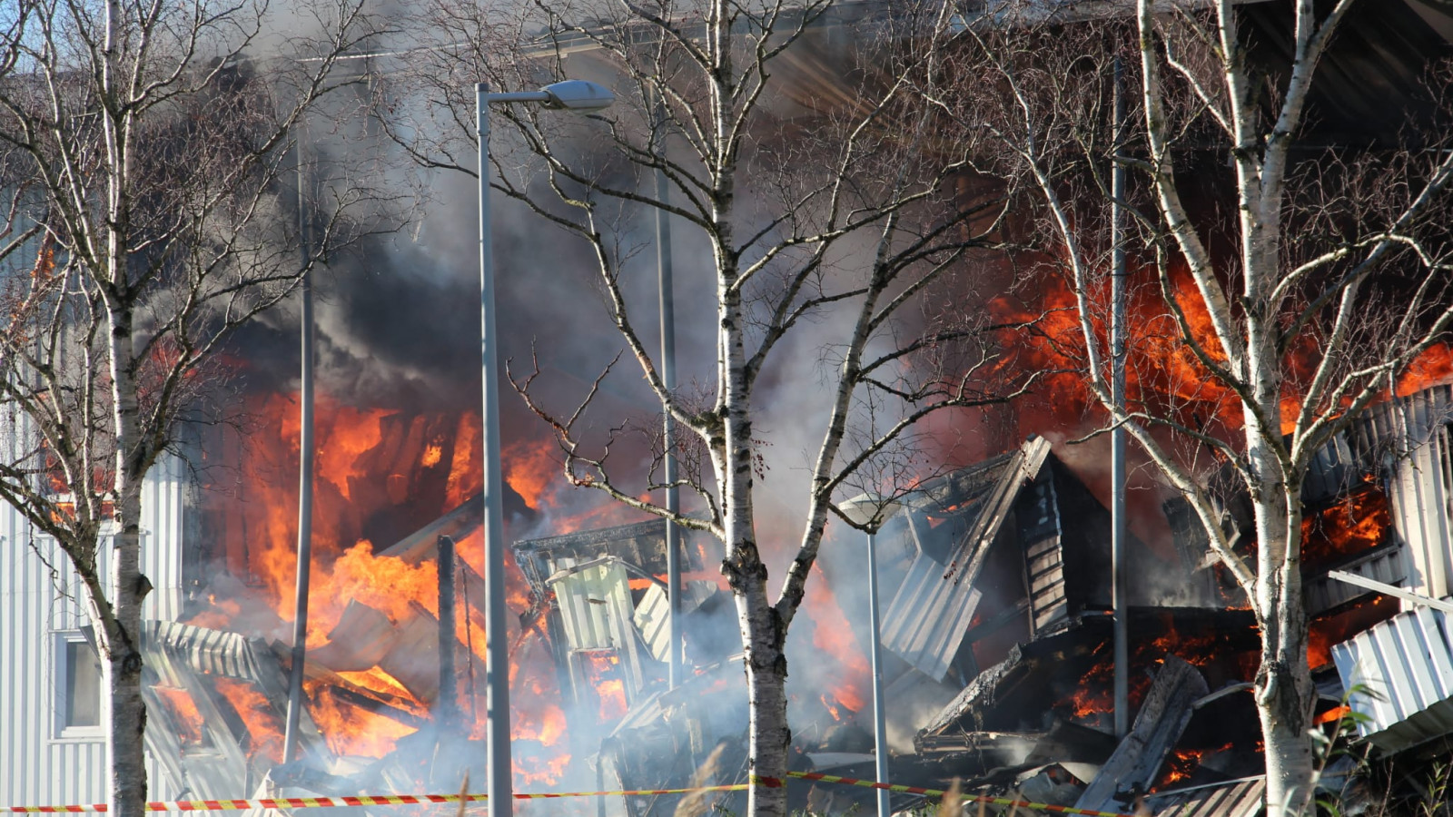 Deel wooncomplex Amsterdam ingestort na grote brand