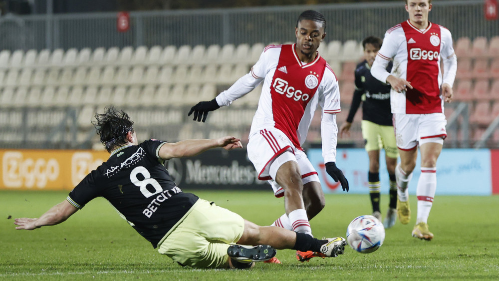 Jong Ajax speelt in doelpuntrijk duel thuis gelijk tegen FC Den