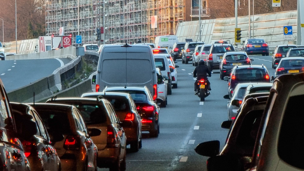 Fileleed op de A8: ruim uur vertraging door ongeval.