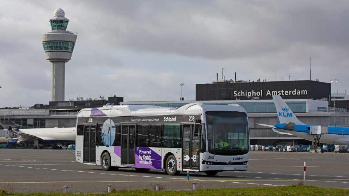 Waarom rijden er buschauffeurs zonder busrijbewijs op Schiphol?