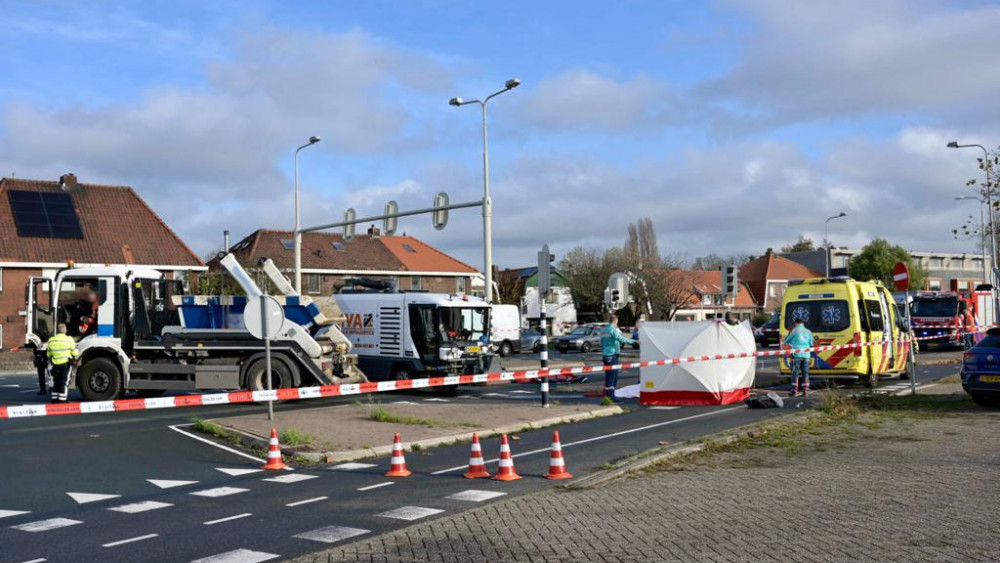 Vrouw op fiets overleden na aanrijding met vrachtwagen in Krommenie.