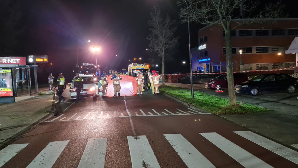 Fietser wordt meters weggeslingerd na aanrijding met taxi in Volendam.