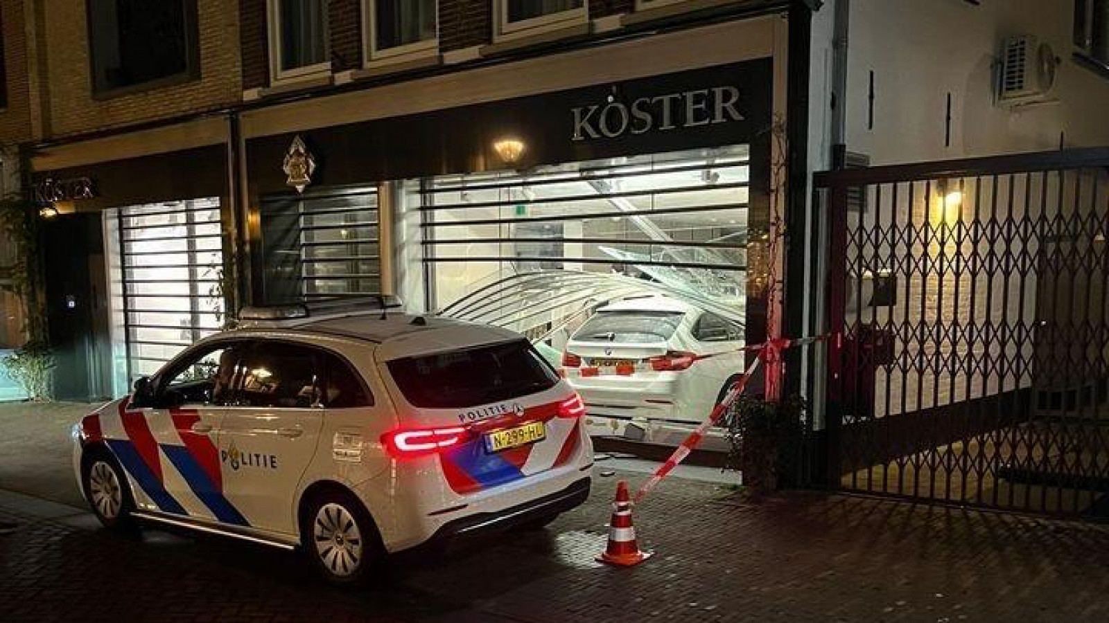 Politie ter plaatse bij winkel Alkmaar na ramkraak