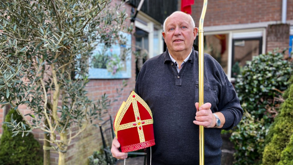 Hulpsint Karel uit Muiden zwaait af
