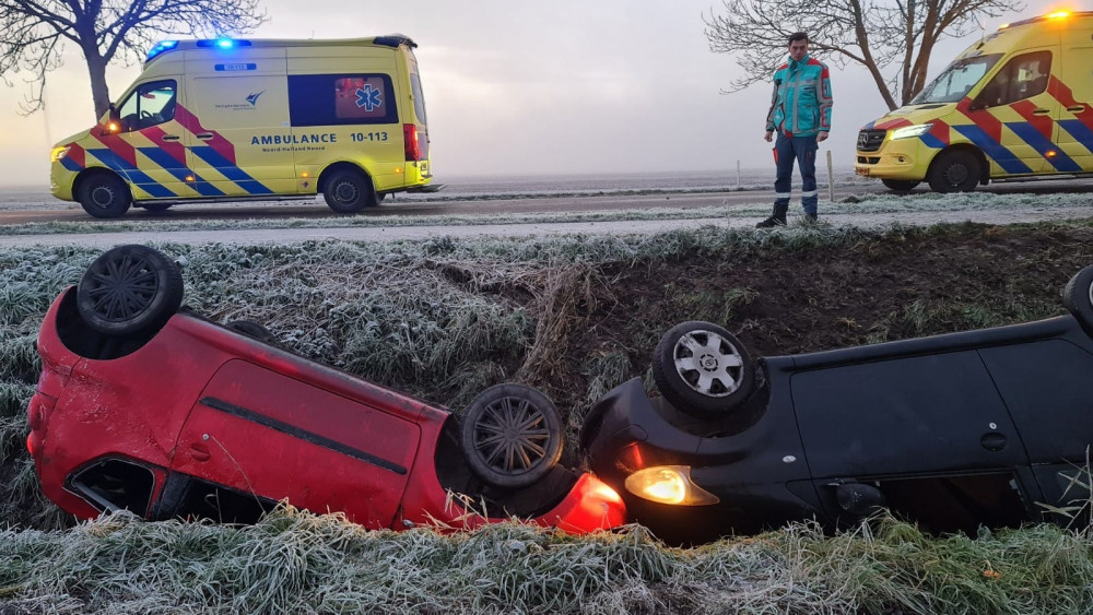 Gladheid: drie automobilisten gewond bij ongeluk in Slootdorp.
