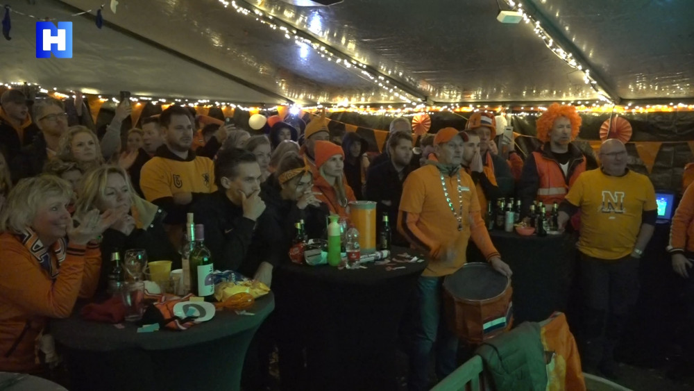 Oranje supporters in Zaandam gaan volledig uit hun dak na gelijkmaker Oranje