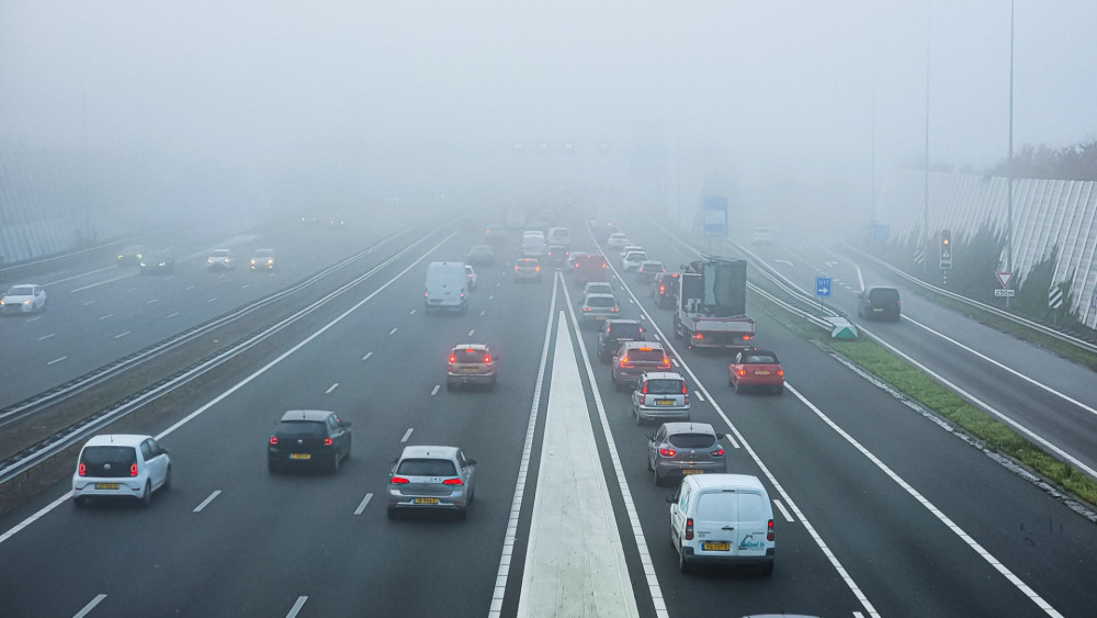 Drukkere ochtendspits door mist en ongelukken.
