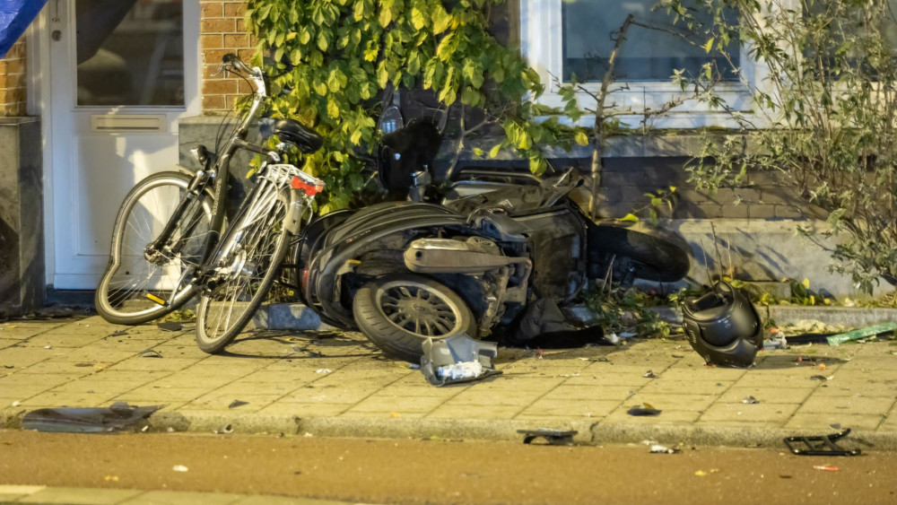 Automobilist vlucht weg na aanrijding met scooterrijder en fietser in Amsterdam.