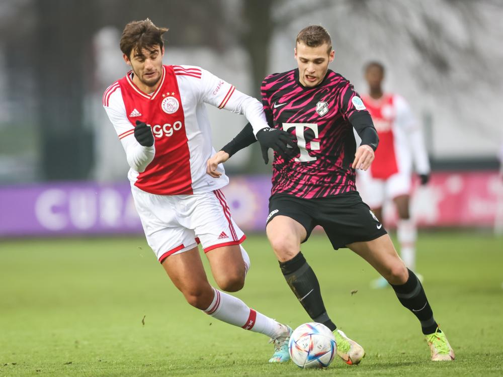 buurman toelage systematisch Jong Ajax verslikt zich in hekkensluiter Jong FC Utrecht - NH Nieuws