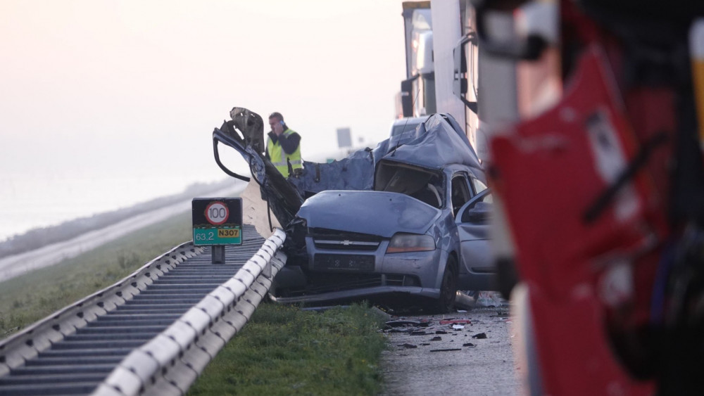 Bestuurder auto overleden bij botsing met vrachtwagen op Markerwaarddijk - NH Nieuws.