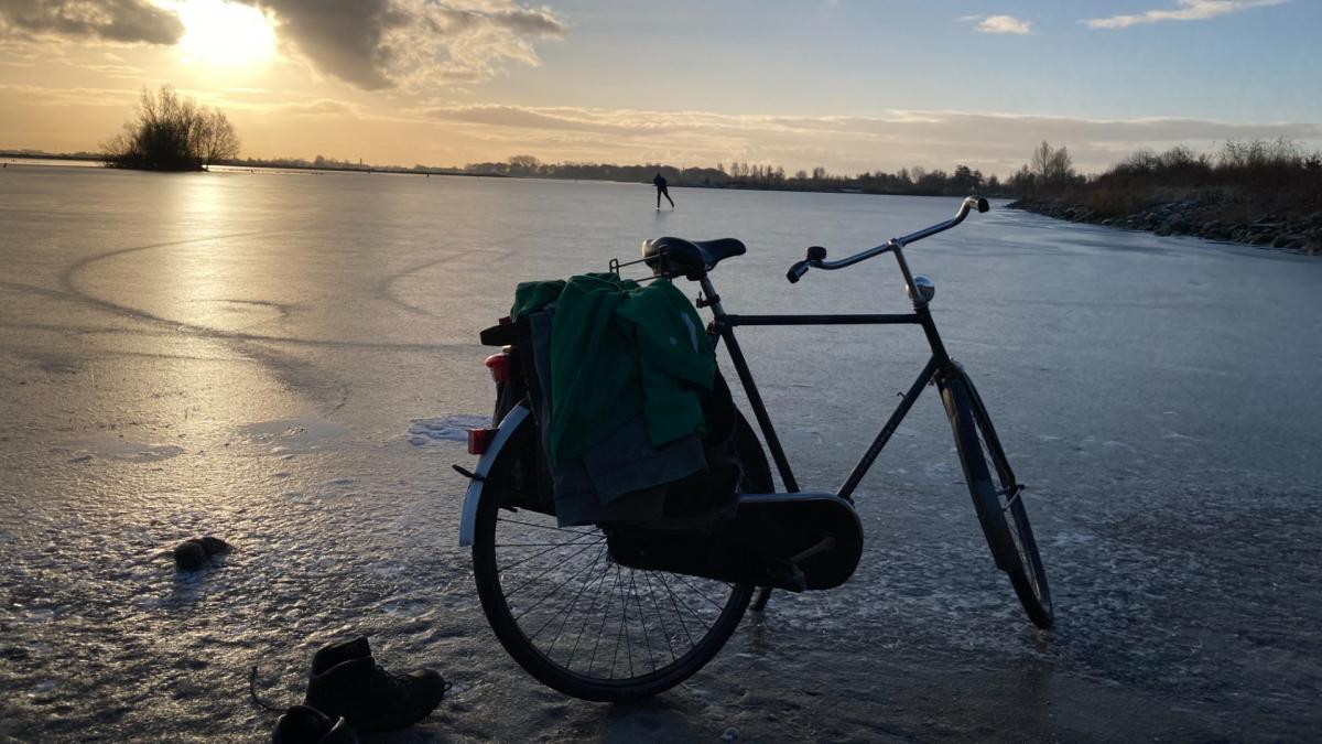 Arie schaatst het liefst alleen, in Aartswoud juist collectieve ijspret