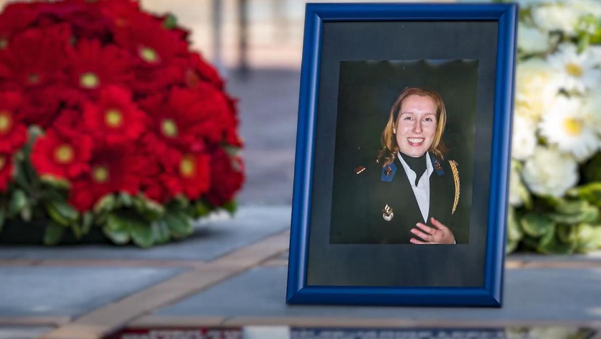 Vermoorde agent Gabrielle Cevat herdacht tijdens powervrouw-rondleiding op begraafplaats