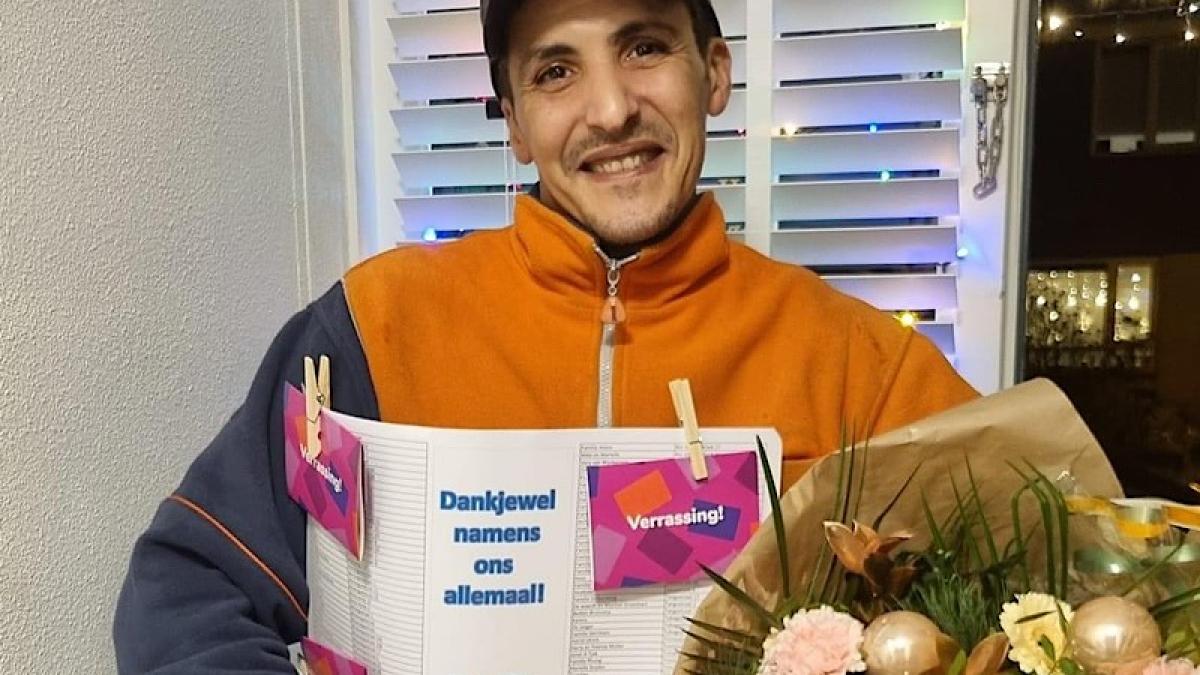 Geliefde pakketbezorger krijgt prachtig kerstcadeau van 'zijn' wijk
