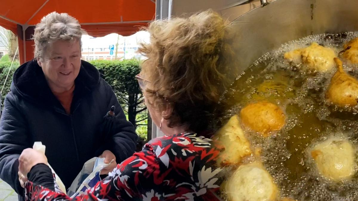 Opperdoes bakt oliebollen, opbrengst gaat naar dorpskerk: 