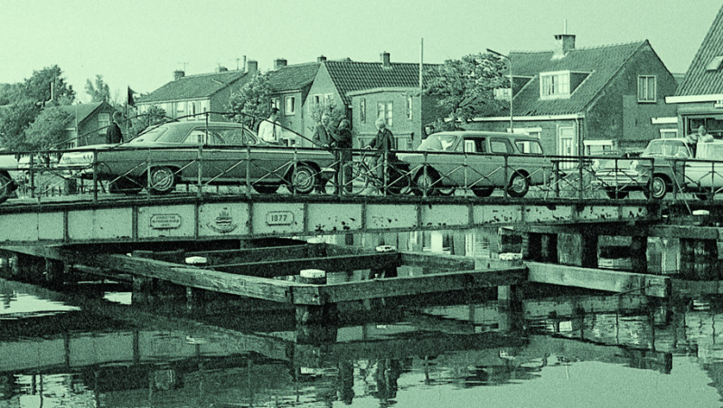 Auto's op de draaibrug tussen Lisse en Lisserbroek