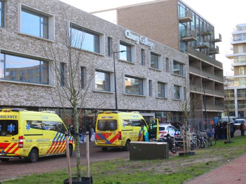 Politie meldt steekpartij bij school Amsterdam, volgens directeur “alleen scheurtje in wenkbrauw”