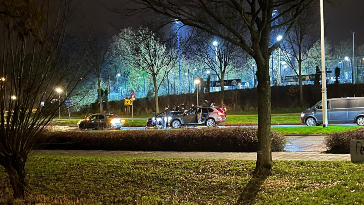'Jullie zijn allemaal aangehouden!' Drie twintigers van de weg gereden in Oudorp
