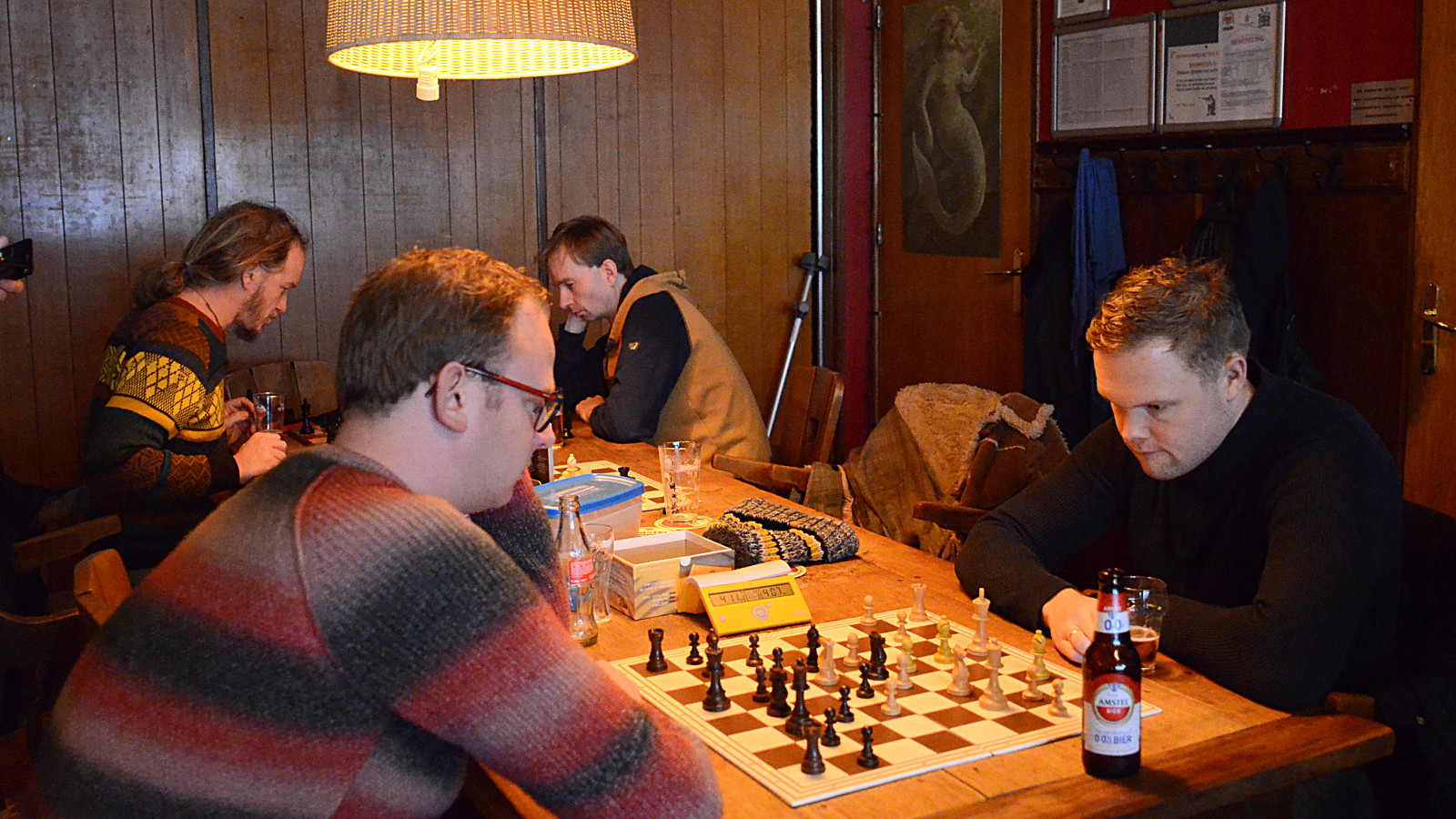 Fotoreportage Wijk aan Zee geniet van schaken, met een biertje en een