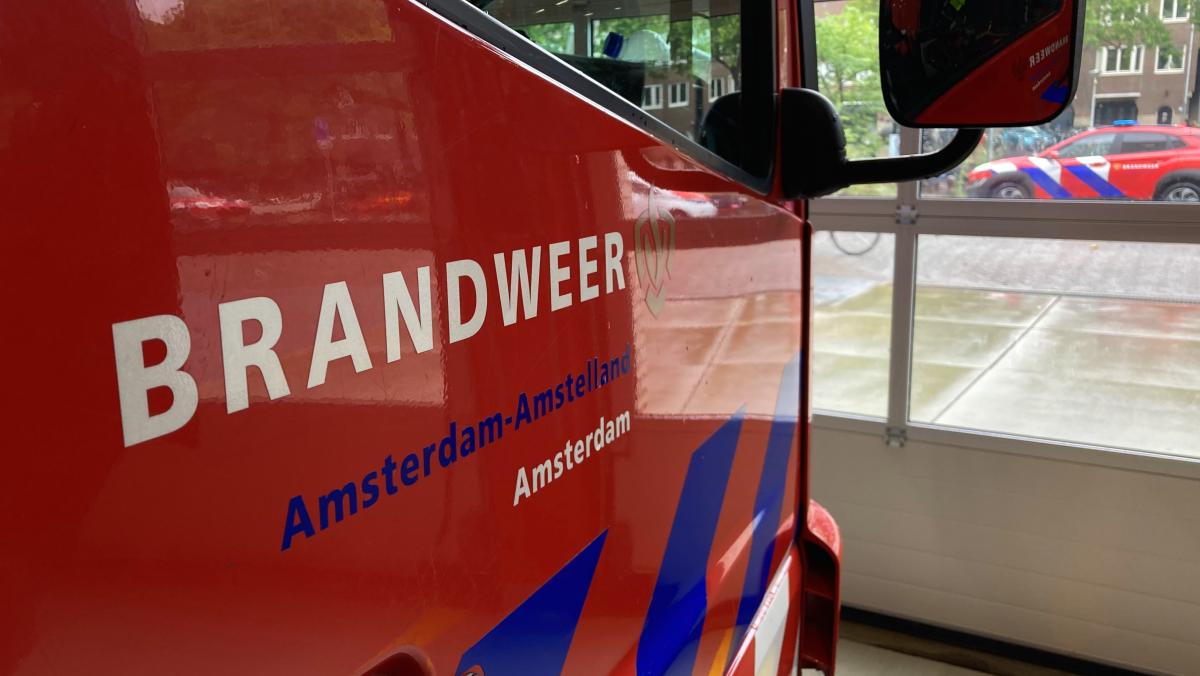 Grote brand in rijtjeshuis Hippolytushoef, woning mogelijk volledig verwoest