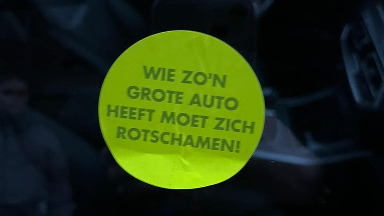 Auto's in Hoorn bestickerd