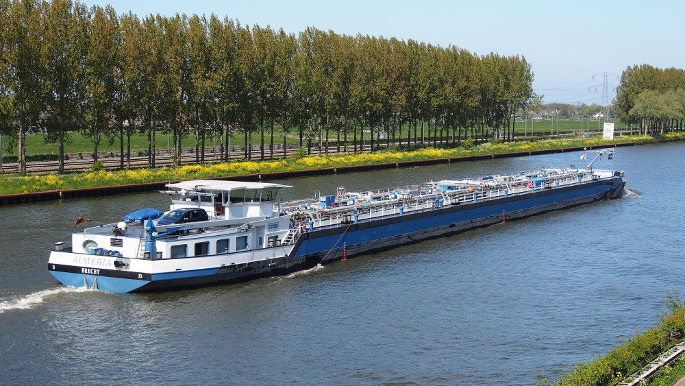 Staff shortage: night shipping on Amsterdam-Rhine Canal impossible for dozens of vessels