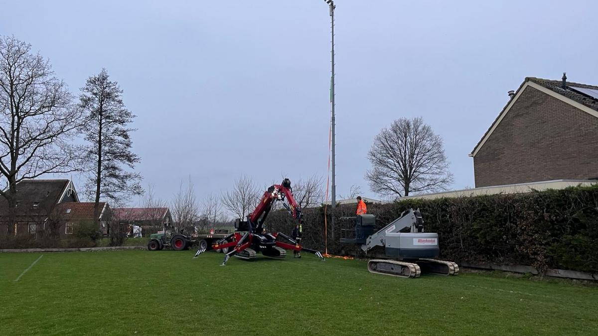 Alle masten sportveld R.K.S.V. Sint George vandaag vervangen na omvallen lichtmast