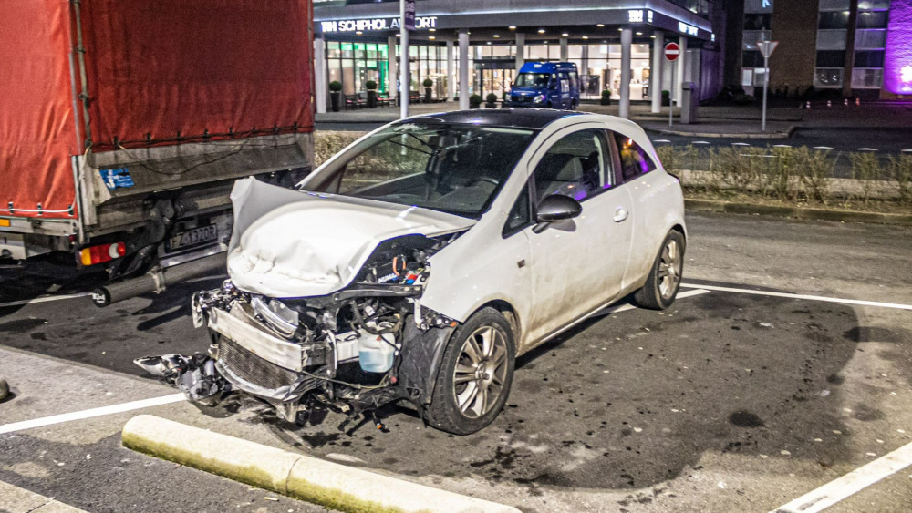 Hoofddorper laat autowrak na botsing achter op parkeerplaats McDonalds.