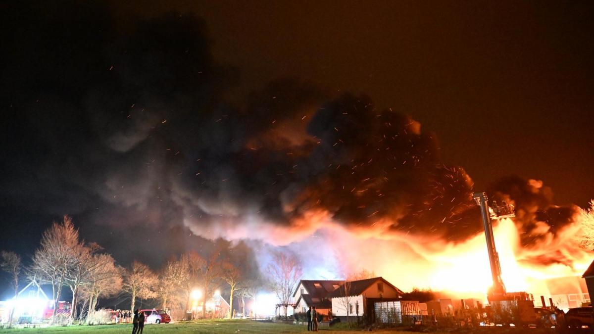 Buurt afgebrande bedrijfsunit Schellinkhout wist ook van illegale bewoning: “Eigenaar ook, honderd p