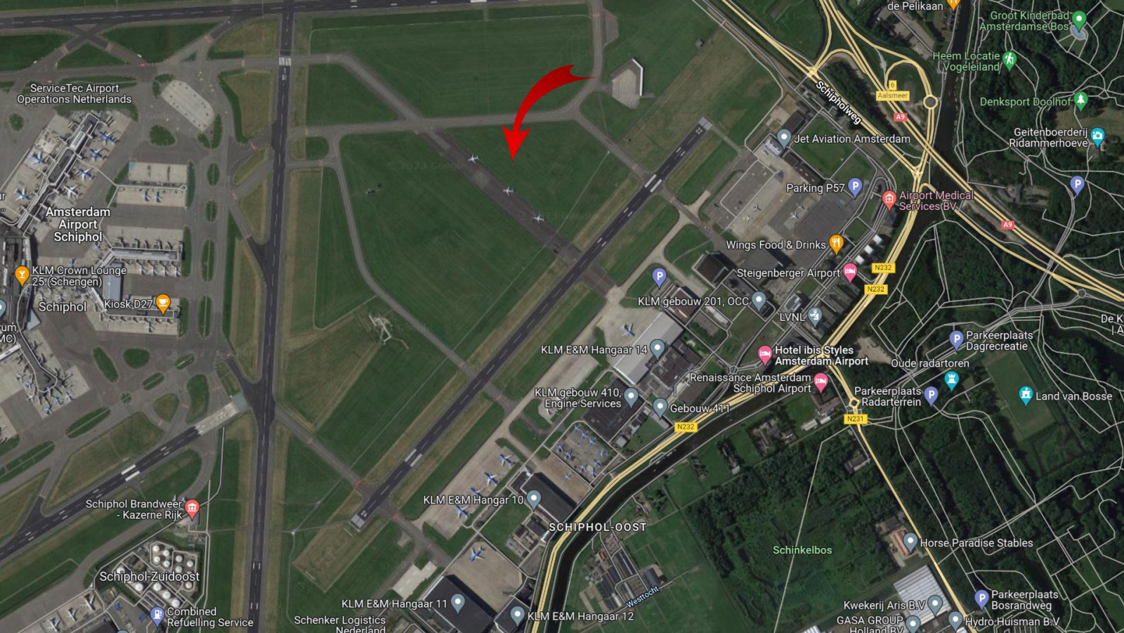 De rode pijl wijst naar de voormalige start- en landingsbaan op Schiphol-Oost