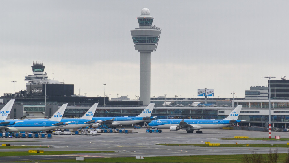 Toch grote kans op minder reizigers in de meivakantie door personeelstekort Schiphol