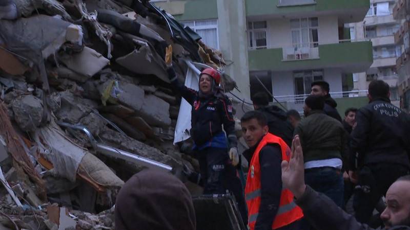 Reddingswerkers zijn hard op zoek naar overlevenden onder het puin in Adana. Let op: foto ter illustratie, deze staat los van de familie Gez